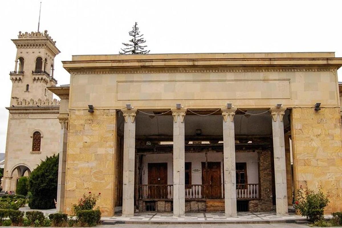 un edificio con una torre de reloj y una iglesia