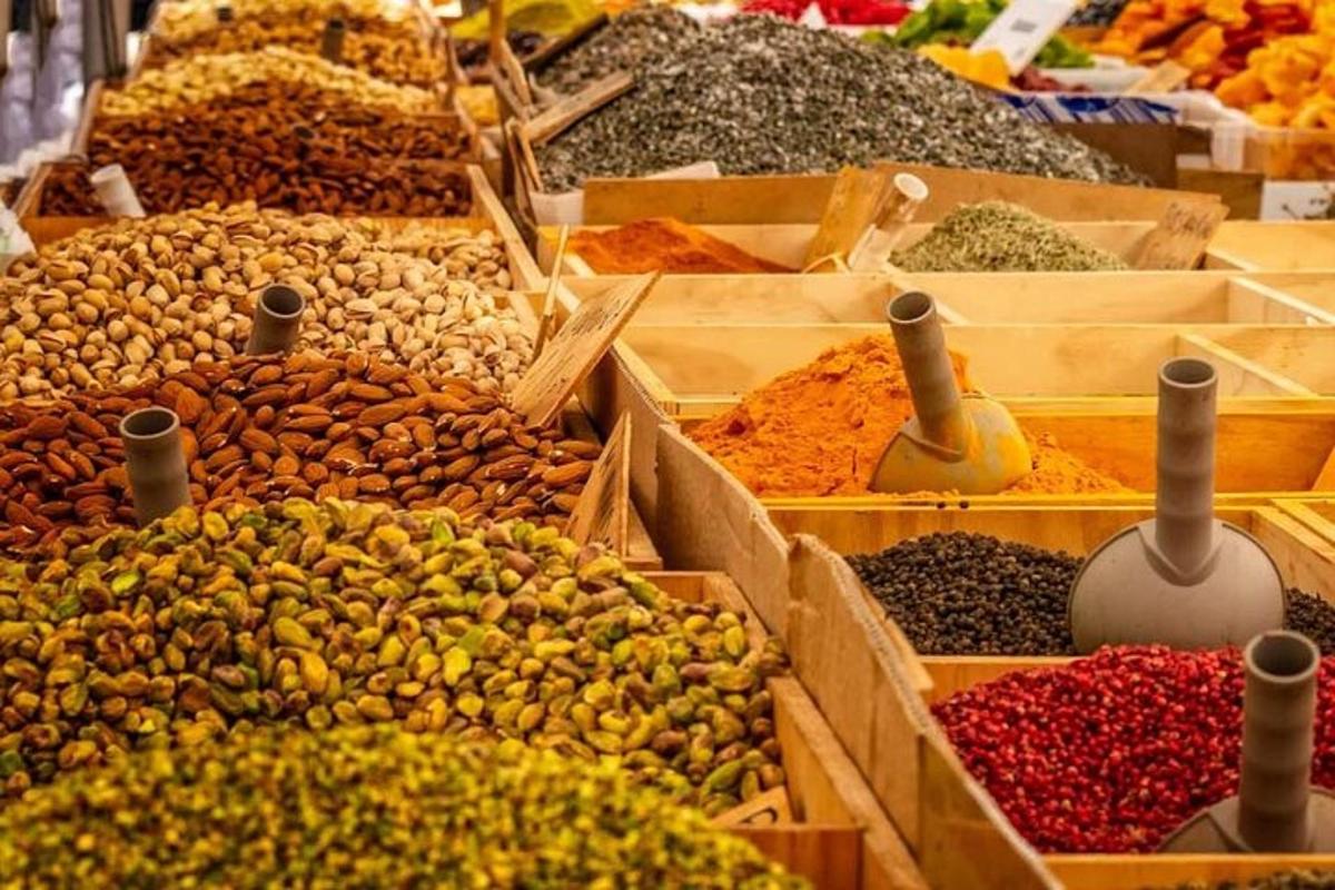một khu chợ có rất nhiều loại gia vị khác nhau