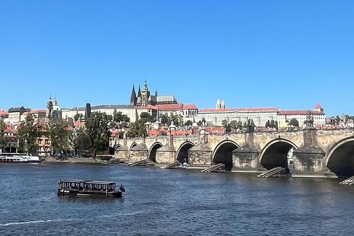 most přes řeku s lodí ve vodě