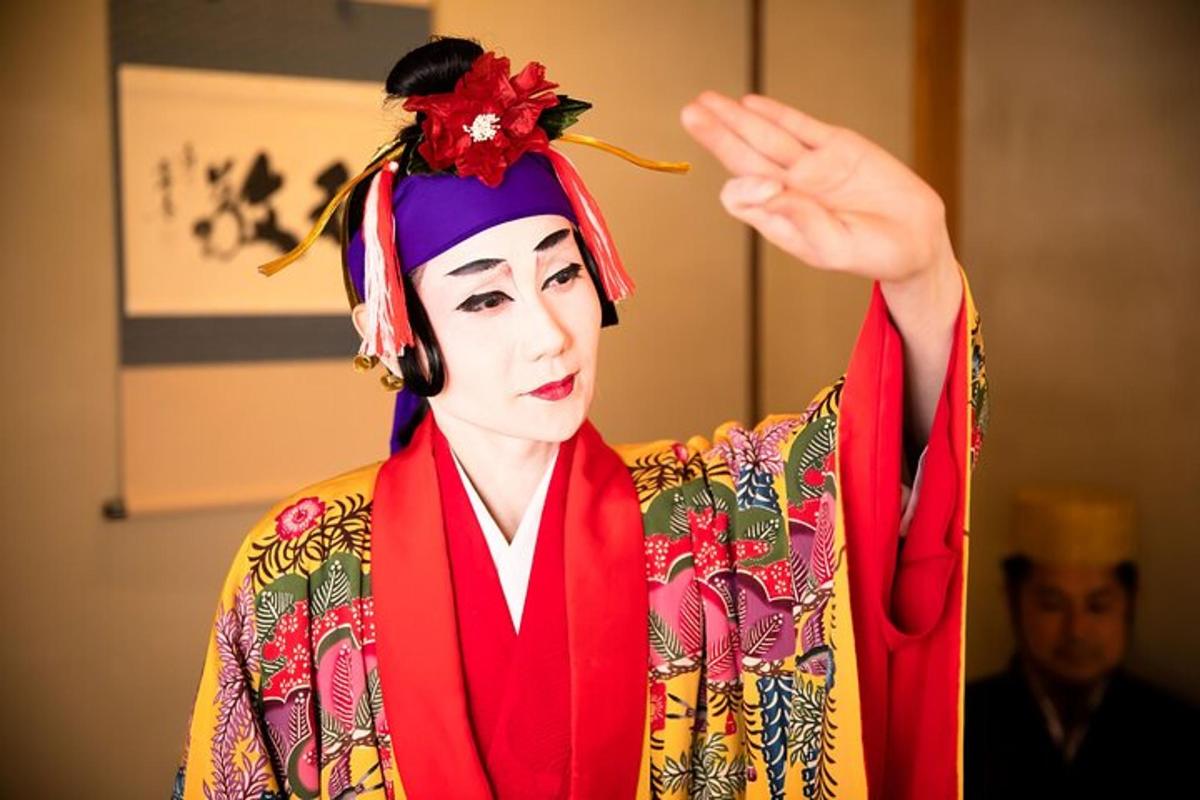un uomo in kimono con copricapo