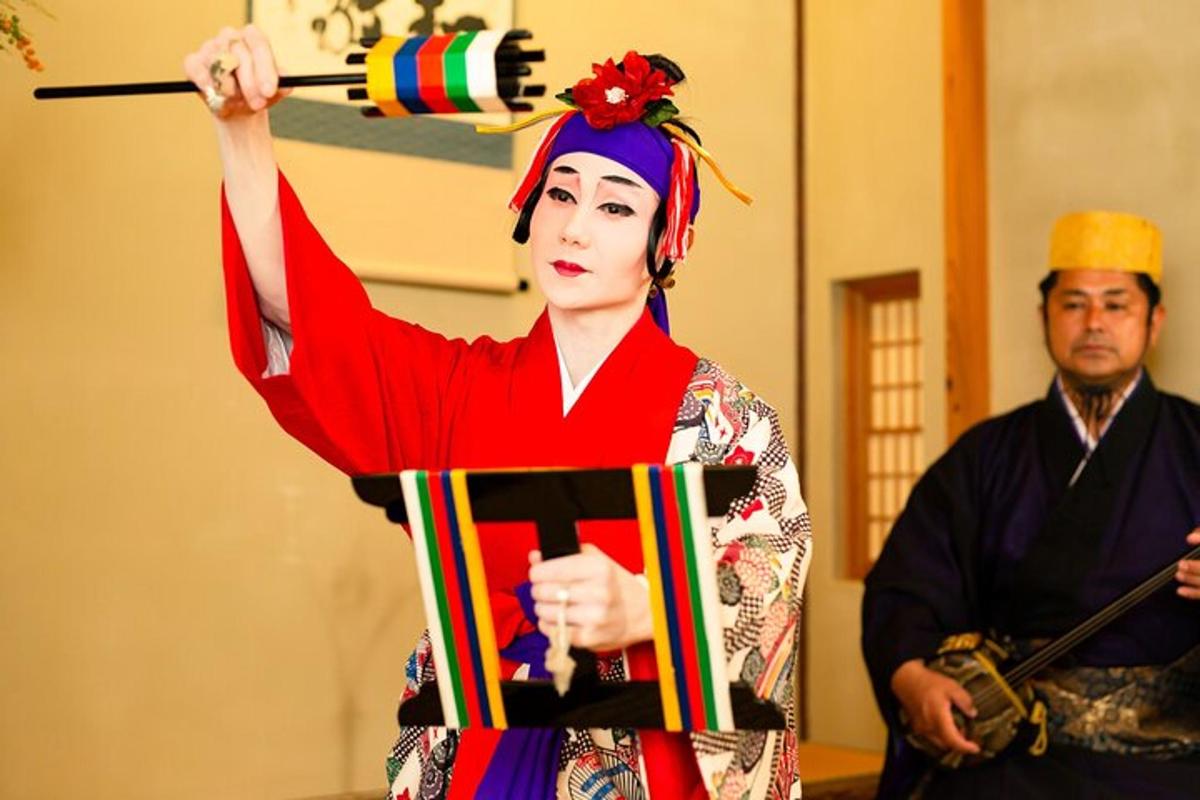 una donna in kimono che impugna una pistola