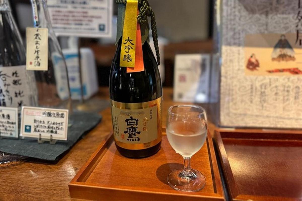 桌上的一瓶酒和一杯酒