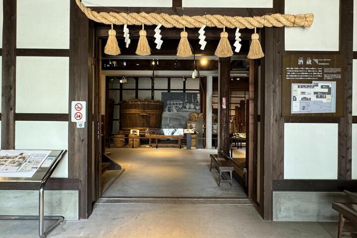 商店入口处有一间摆满桌子的房间