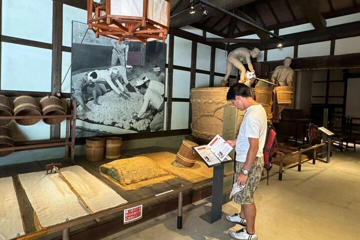 Un hombre está mirando una exhibición en un museo.