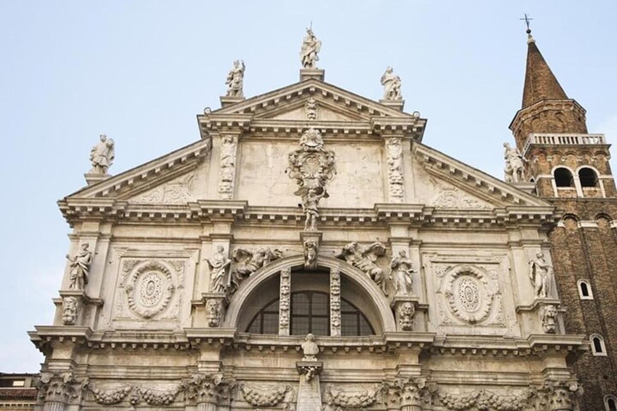 un gran edifici de pedra amb una torre de rellotge