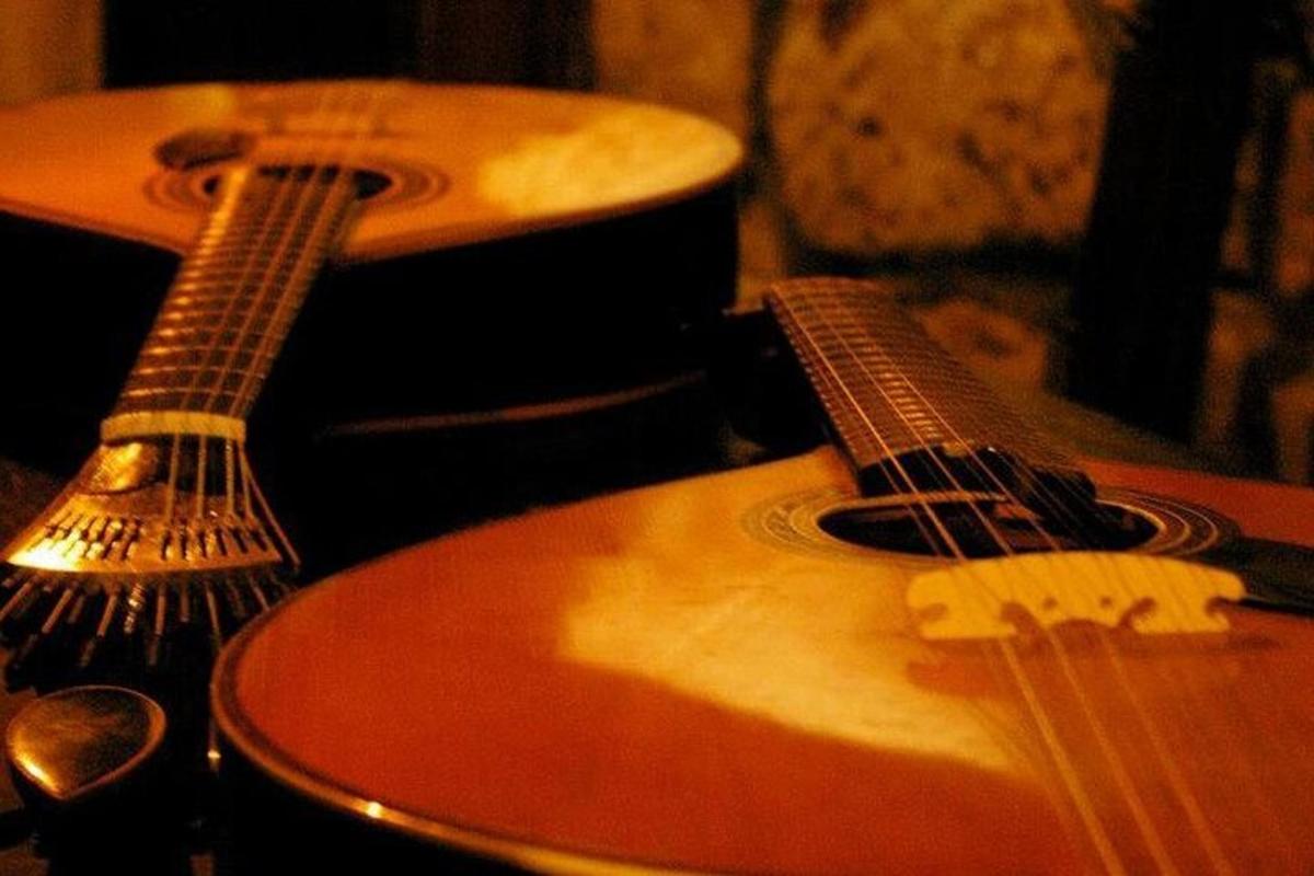 um violão de madeira em cima de uma mesa