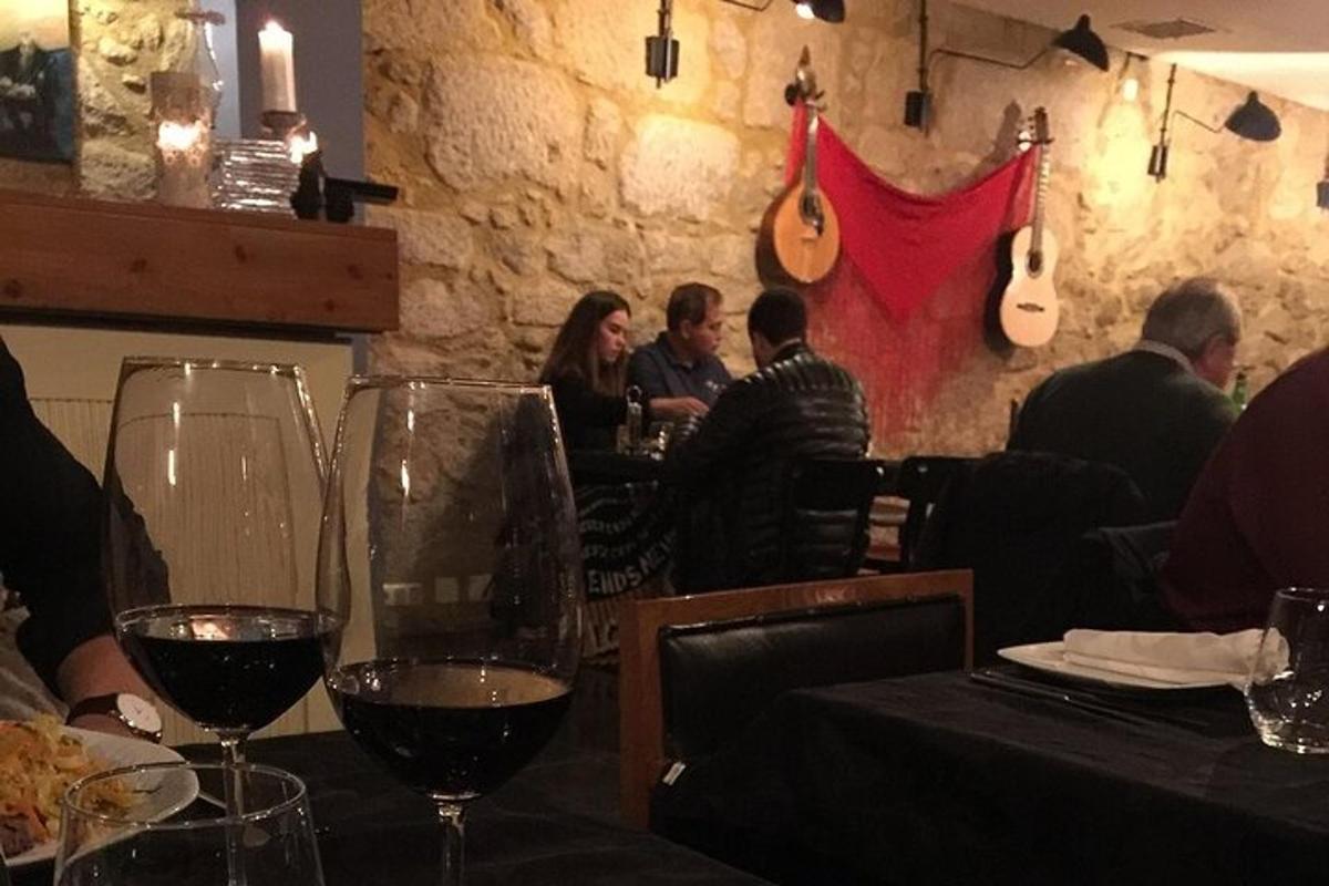 um grupo de pessoas sentadas em um restaurante com taças de vinho