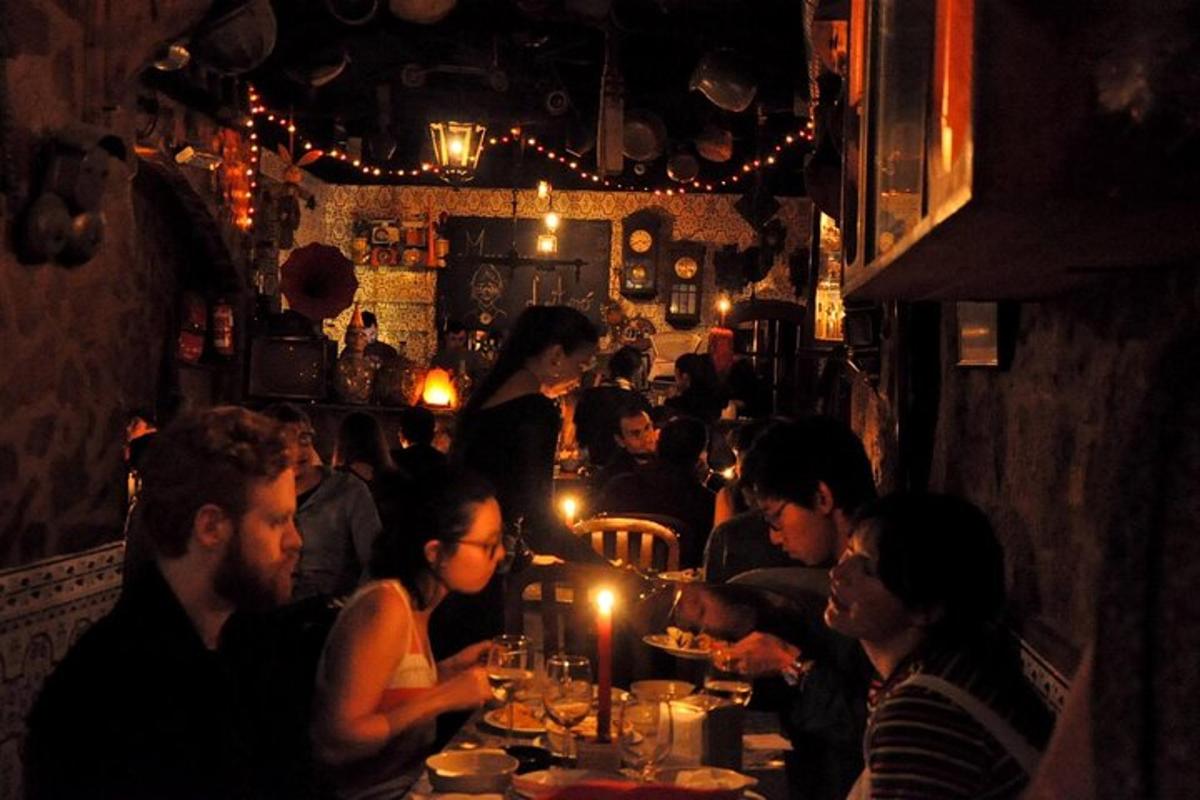skupina lidí sedících u stolu v restauraci