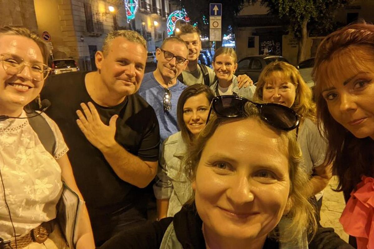 eine Gruppe von Menschen, die für ein Foto posieren