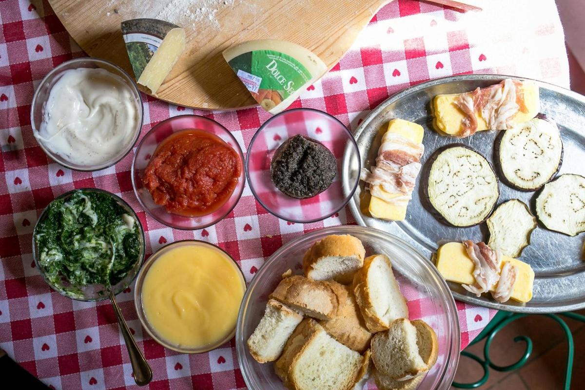 una taula coberta amb diferents tipus de pa i altres aliments