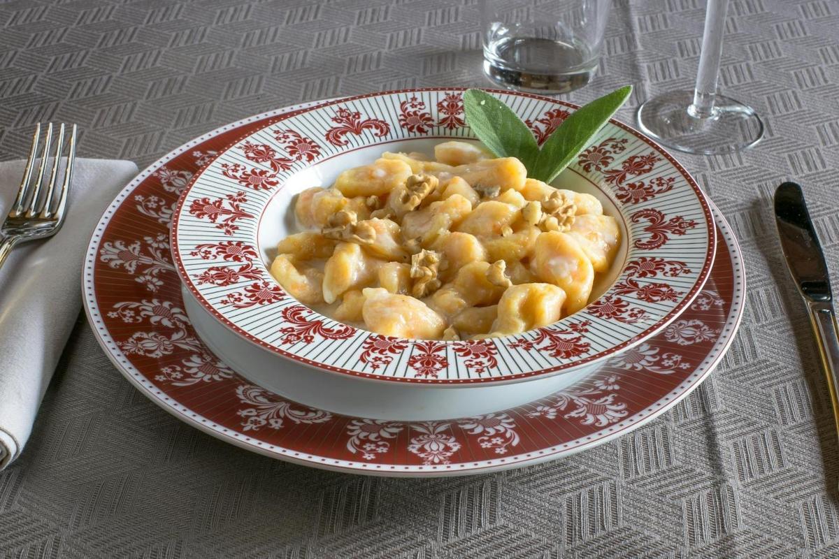 una ciotola di gnocchi su un piatto su un tavolo