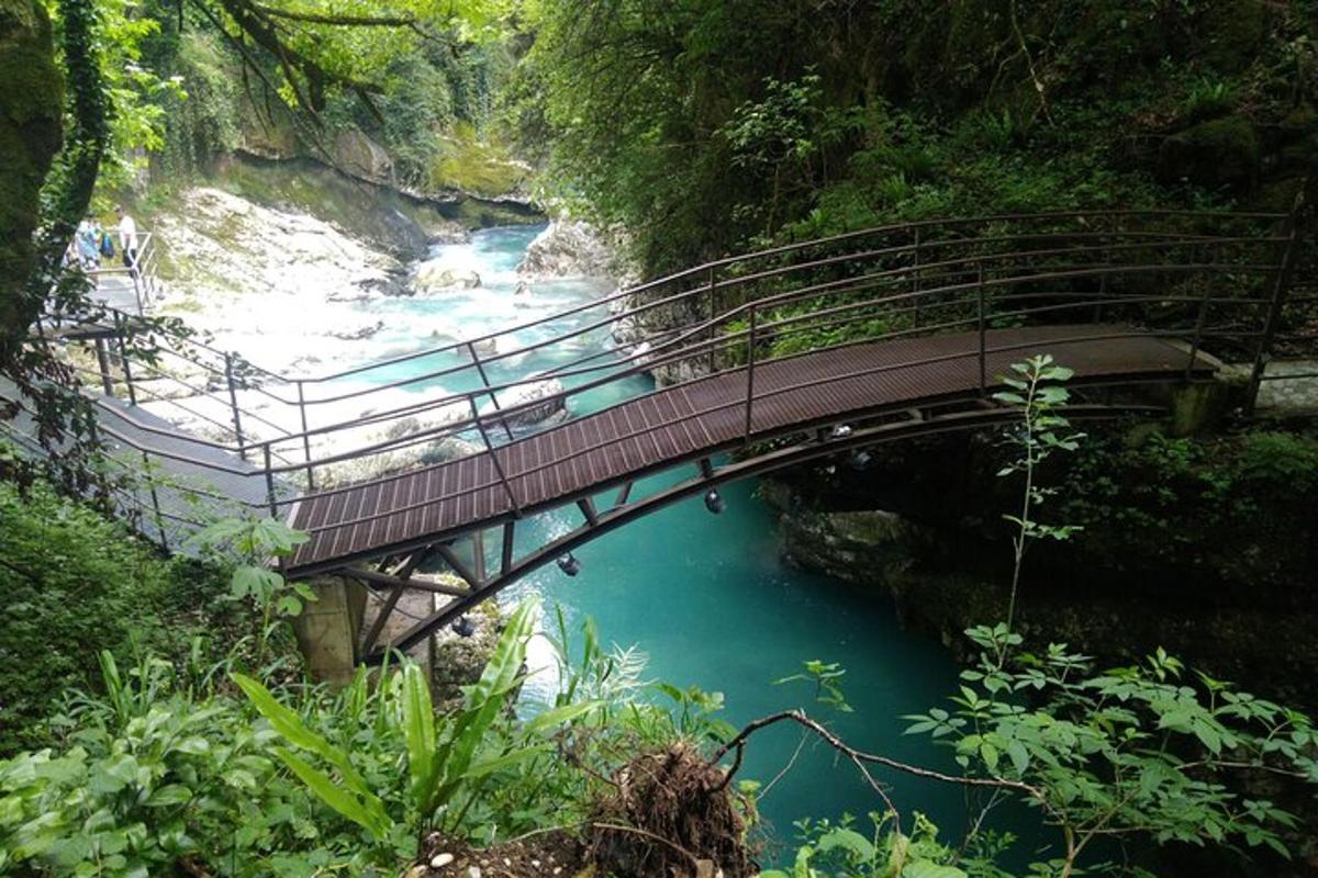 un ponte sopra un fiume con acqua blu
