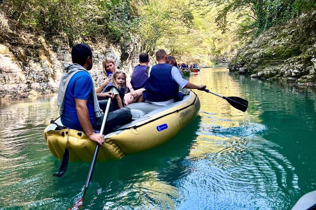 un gruppo di persone su una zattera su un fiume