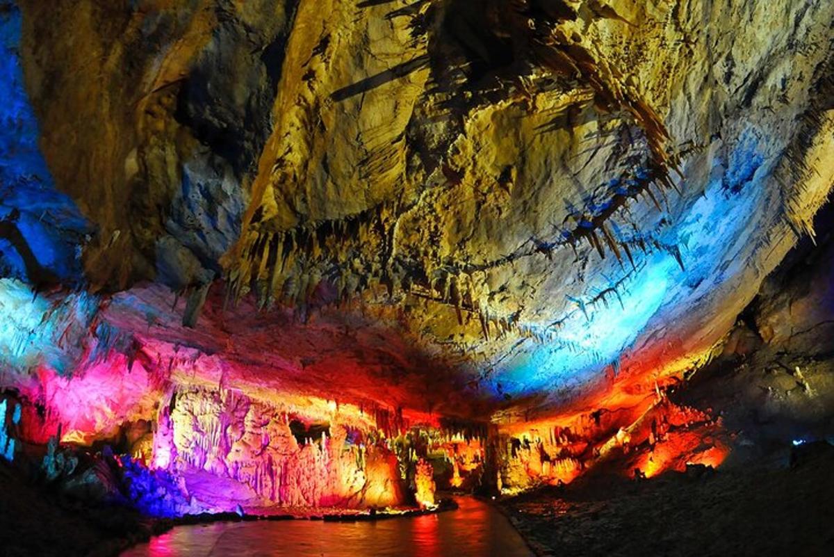 una grotta con luci colorate nella grotta