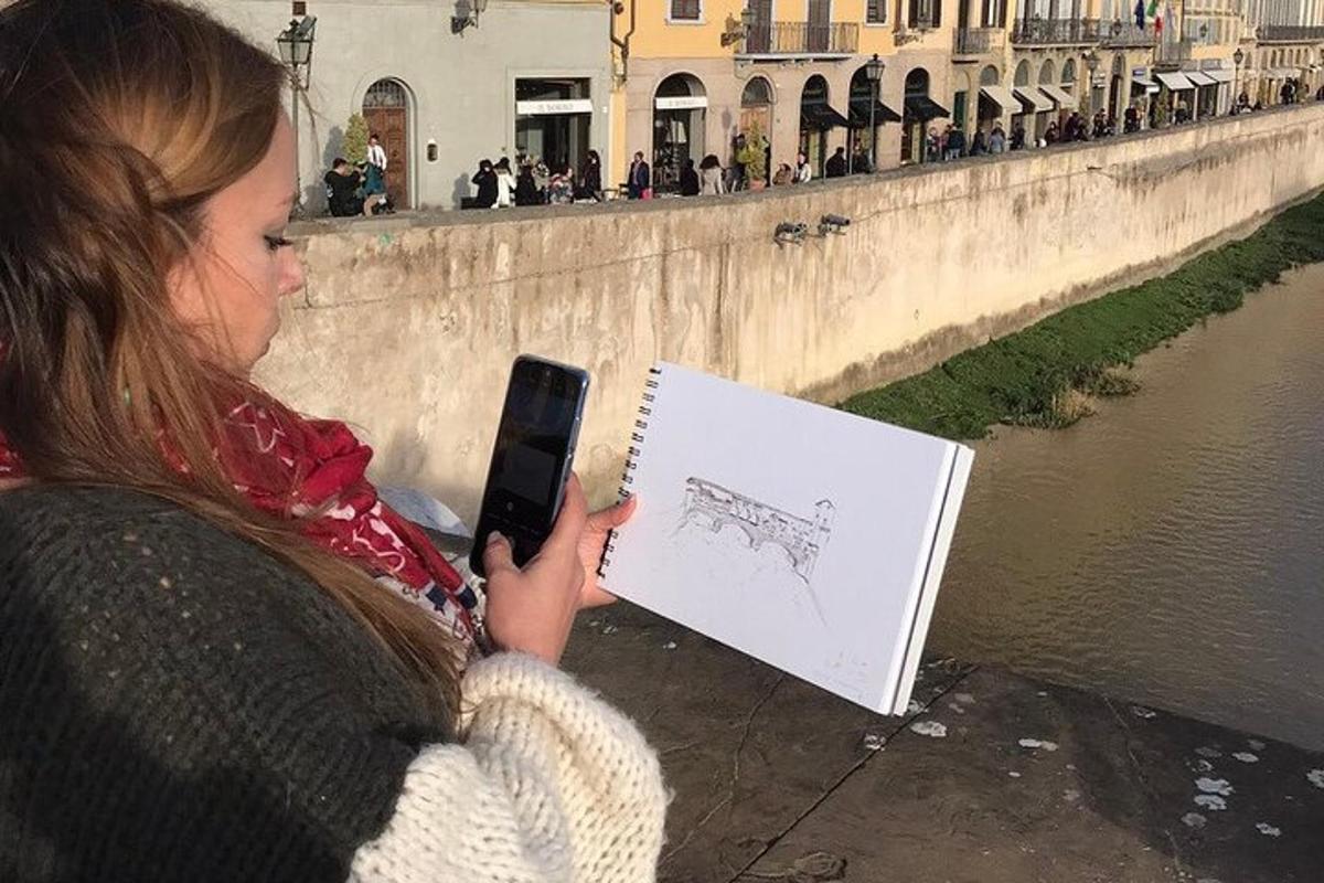 žena se dívá na kresbu na svém mobilním telefonu
