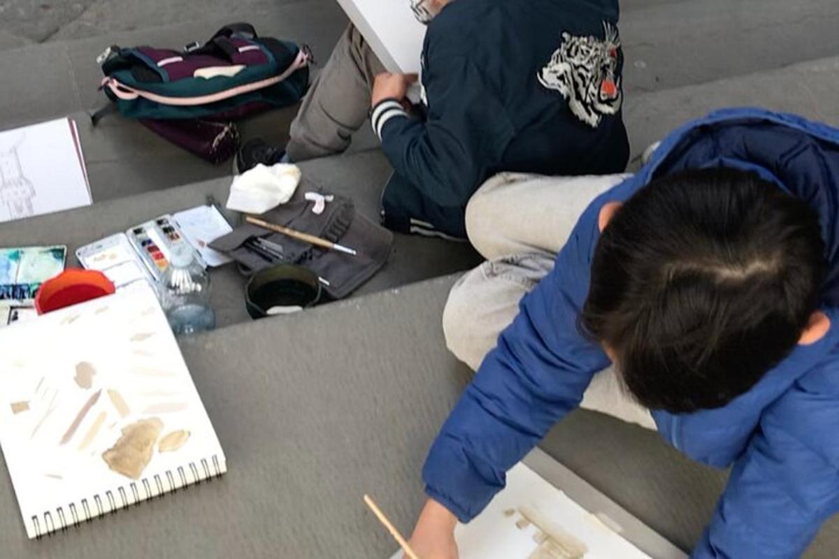 un bambino piccolo sta disegnando su un tavolo