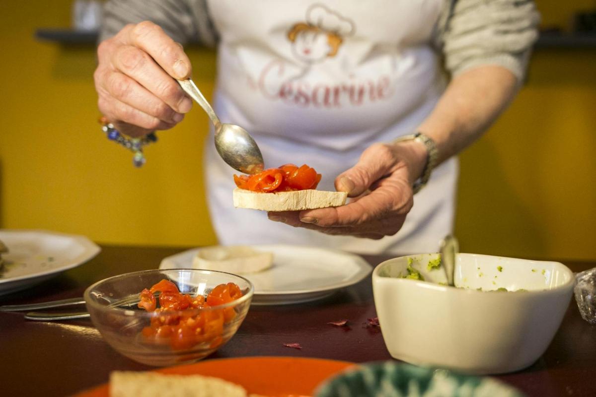 ένα άτομο με ένα κουτάλι και ένα μπολ με φαγητό