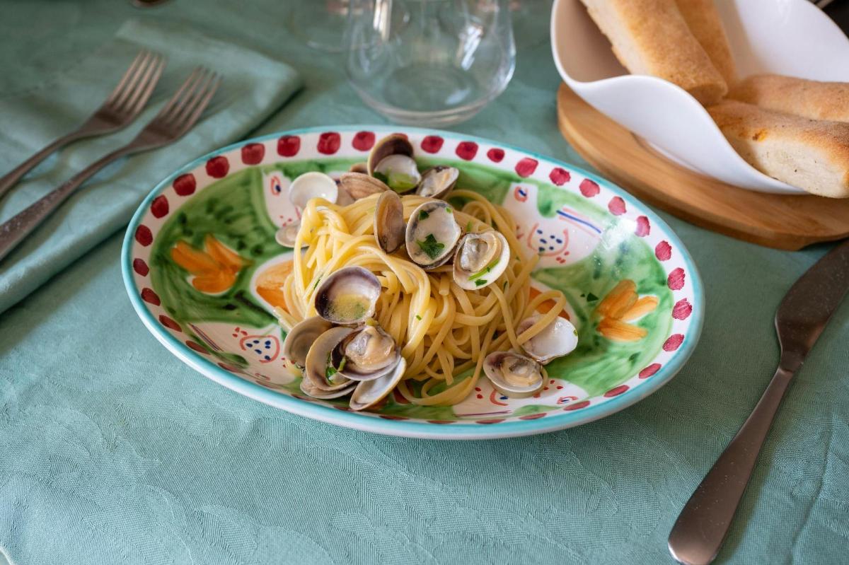 skál af pasta með sveppum á borði