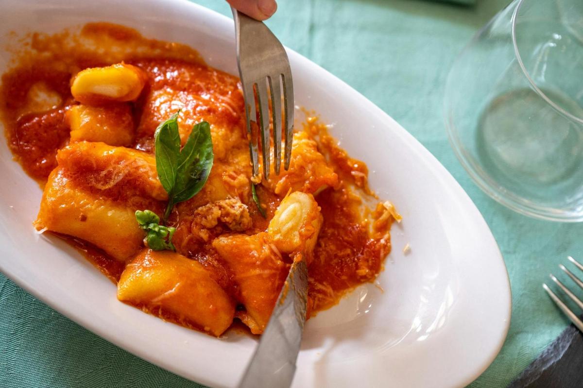 un piatto di cibo con una forchetta e pasta