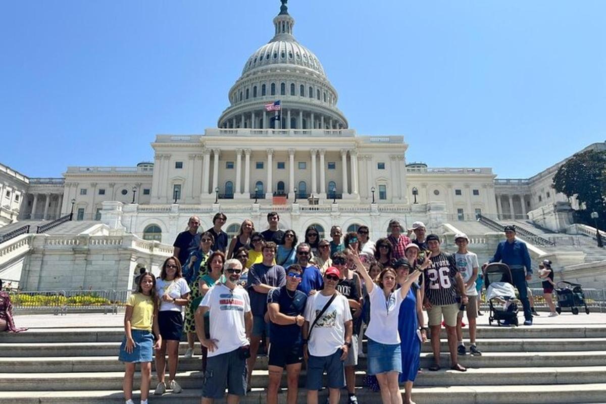 un grup de persones posant davant del Capitoli