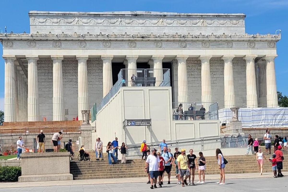 un grup de persones caminant davant d'un gran edifici
