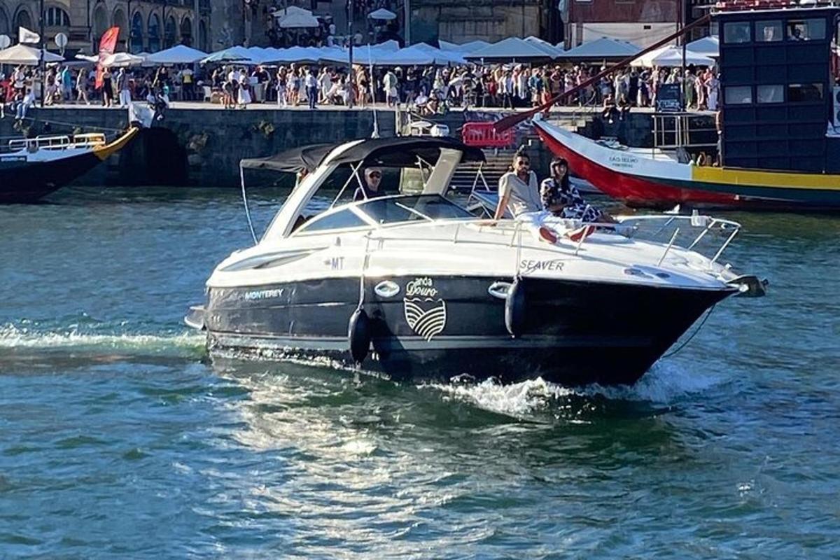 um homem e uma mulher em um barco na água