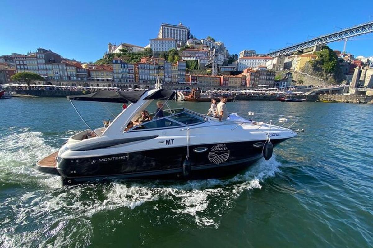 um barco na água com pessoas nele