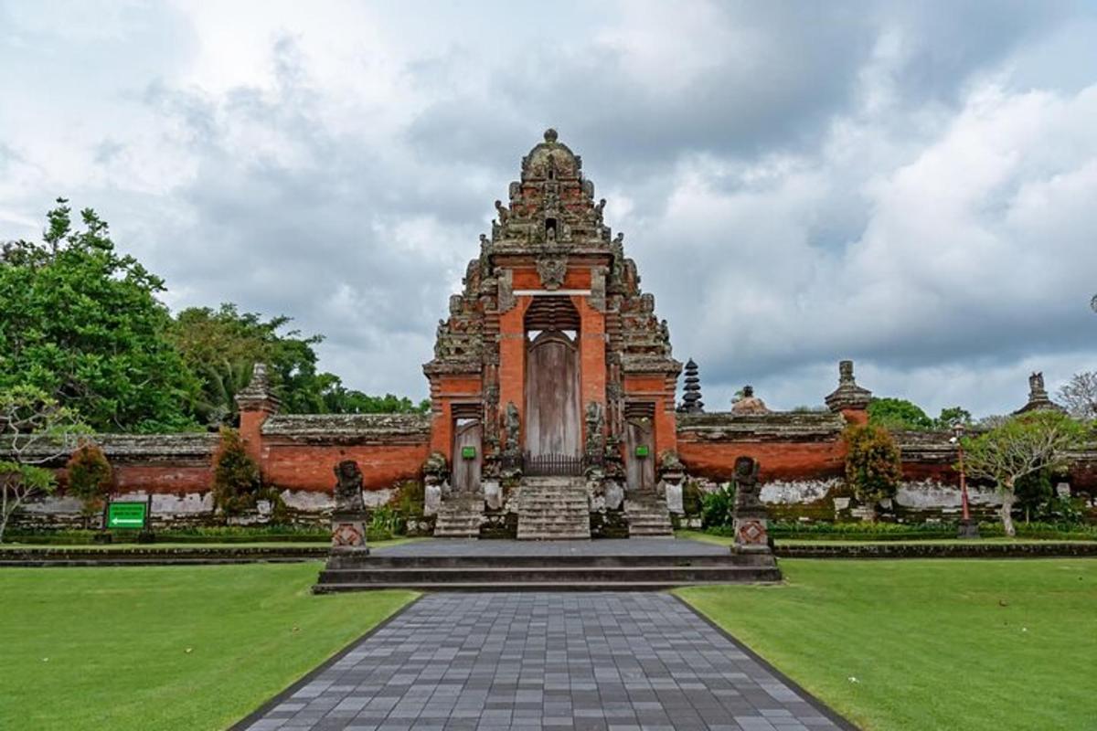 một tòa nhà có tượng đài ở giữa công viên