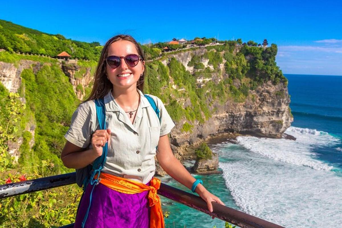 žena stojící na římse s výhledem na oceán