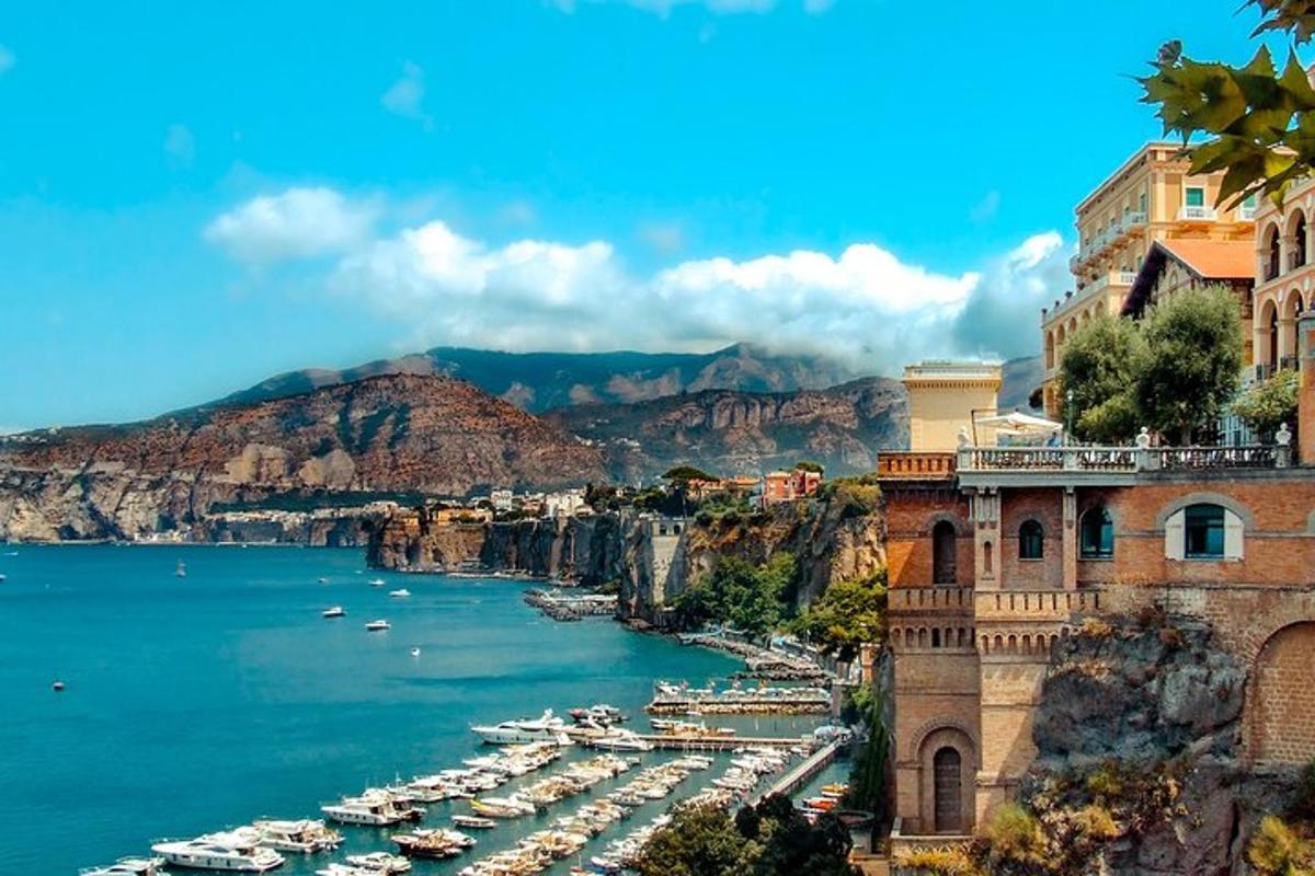 vista d'un port amb vaixells a l'aigua
