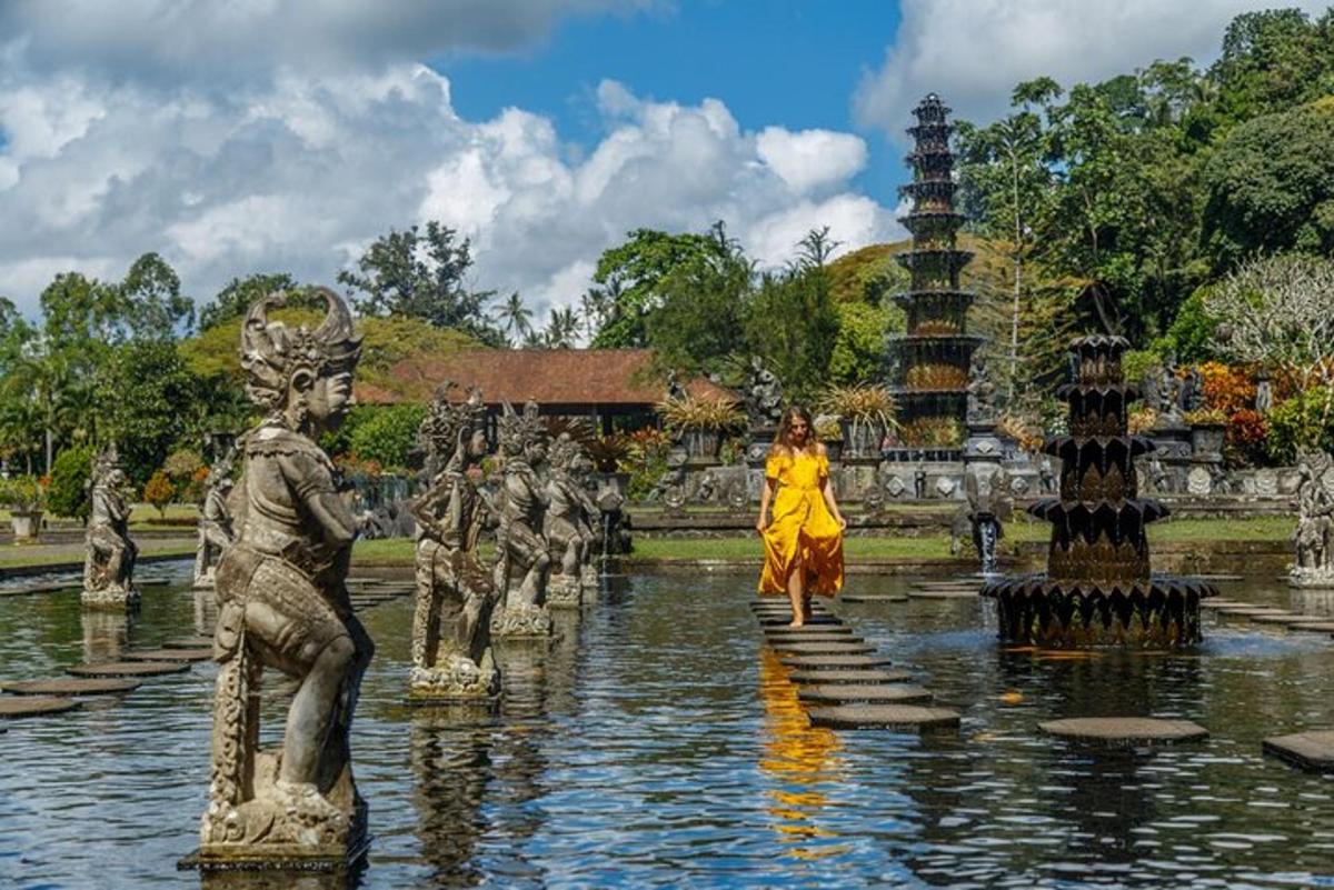 een vrouw die door een tempel loopt met beelden in het water