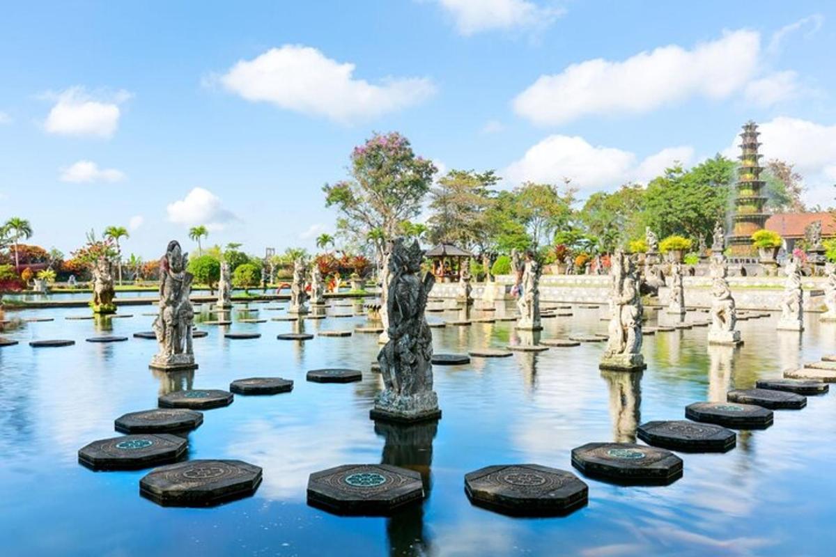 een fontein in een park met beelden in het water