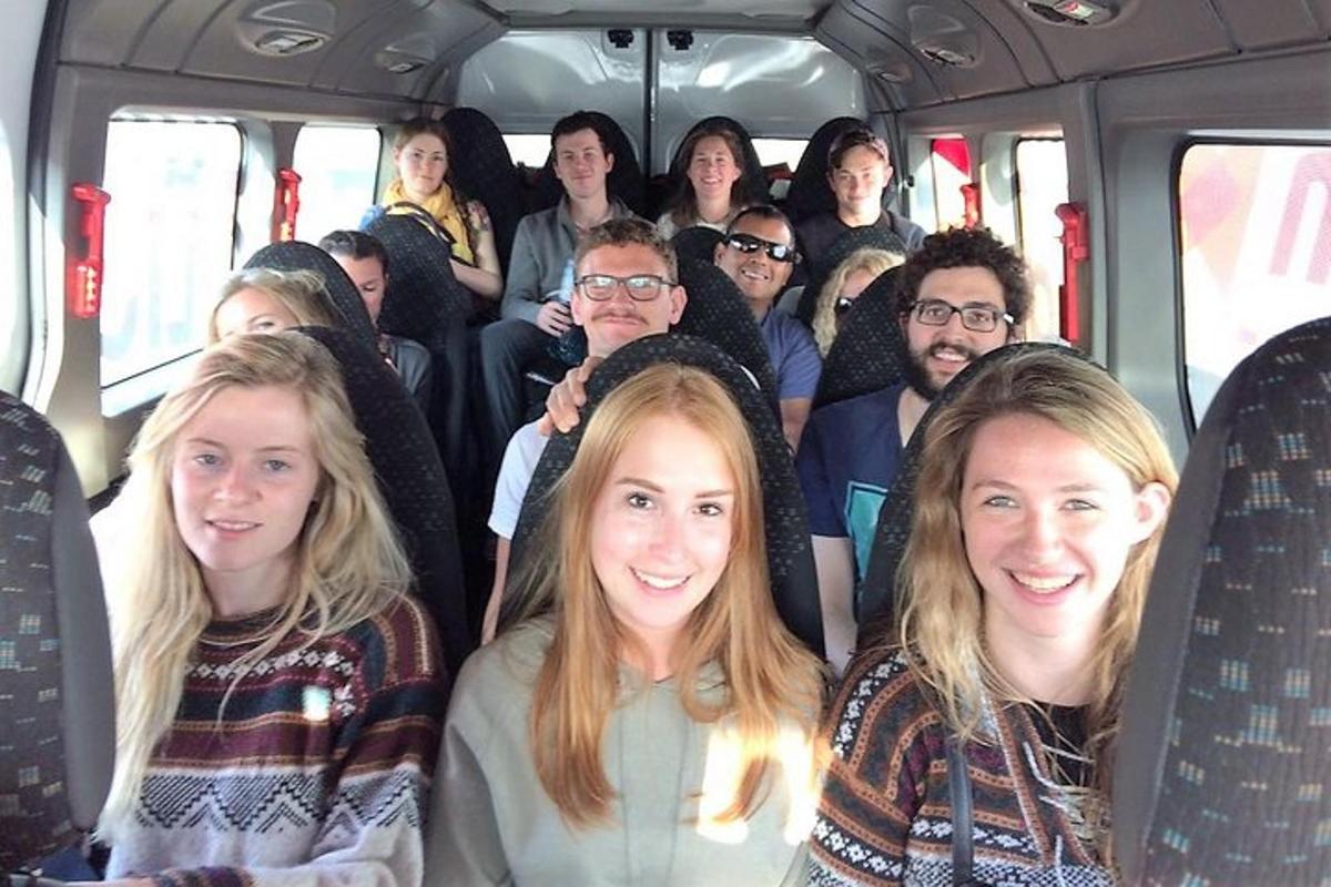 un grup de persones assegudes en un autobús