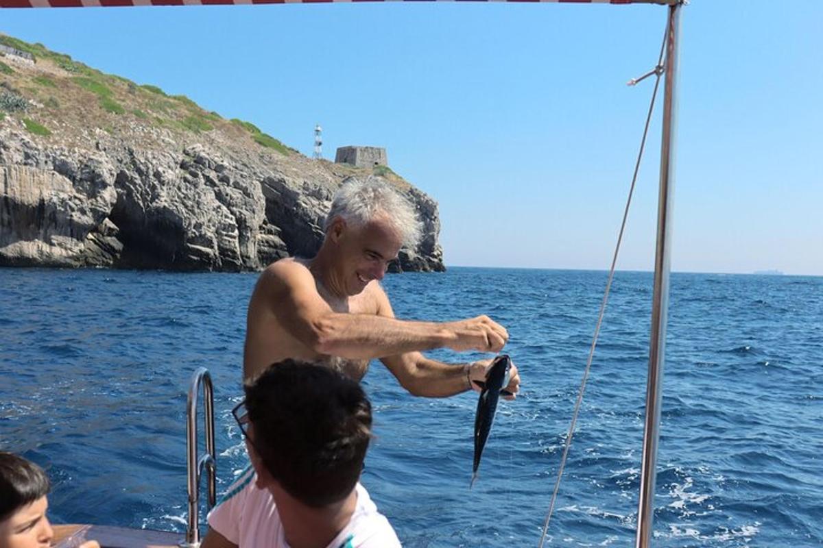 um homem em um barco na água
