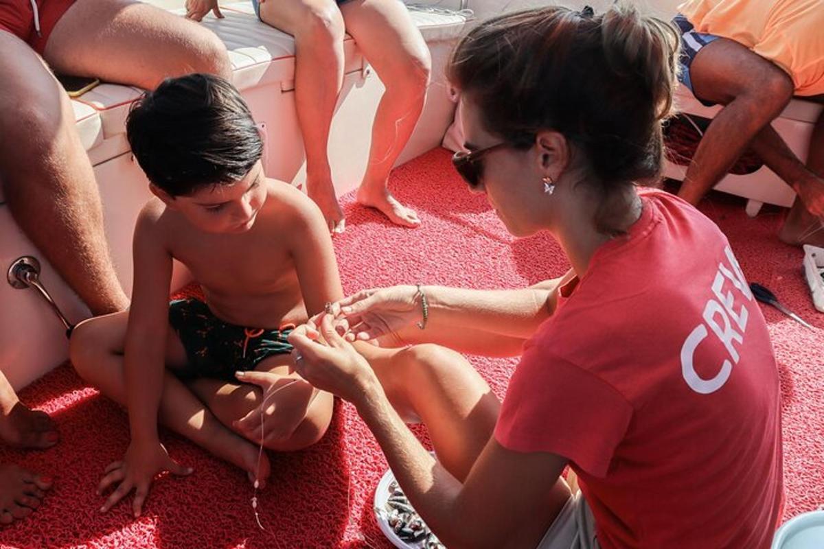 naine aitab põrandal istuvat noort poissi