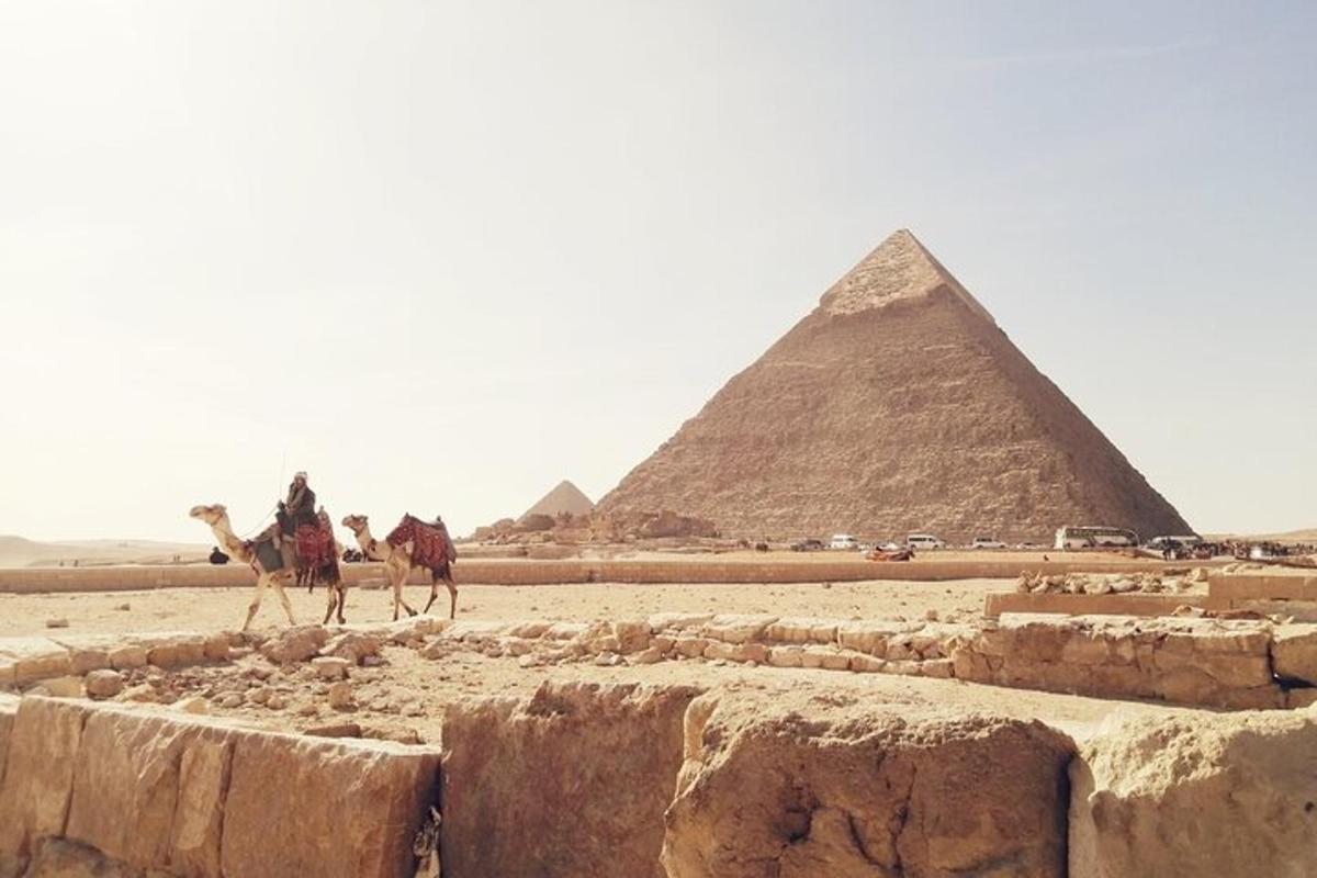 شخصان يركبان الجمال أمام الأهرامات
