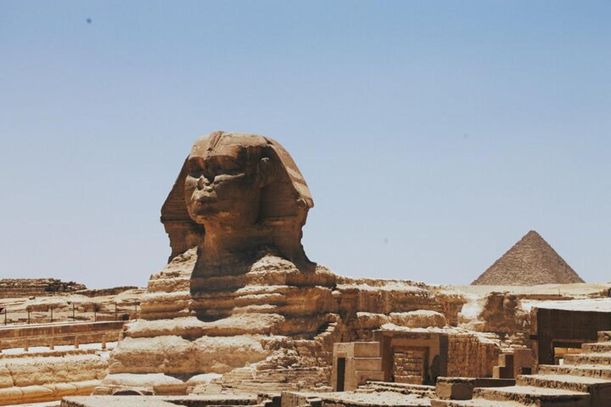 uma grande estátua em frente às pirâmides