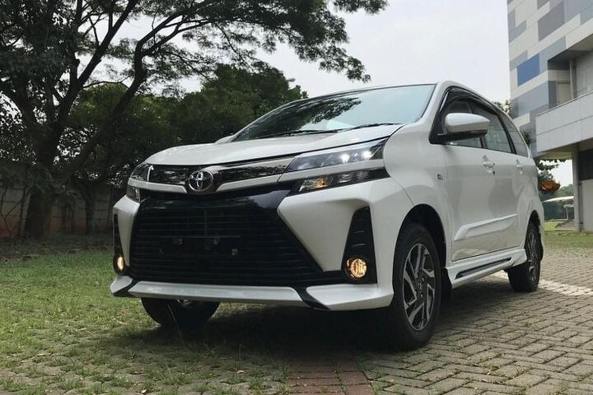 valge Toyota Taruck, mis on pargitud telliskiviteele