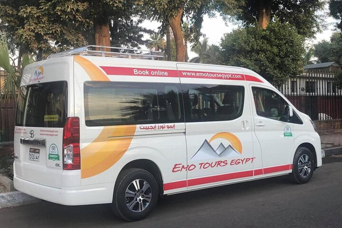 sebuah mobil van putih diparkir di pinggir jalan