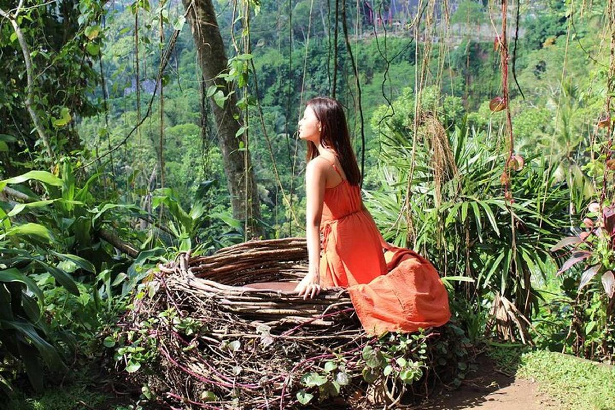 eine Frau in einem orangefarbenen Kleid, die auf einem Nest sitzt