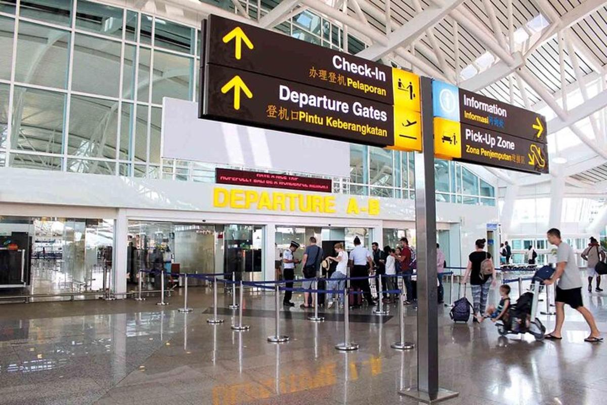 Un grupo de personas caminando por un aeropuerto.