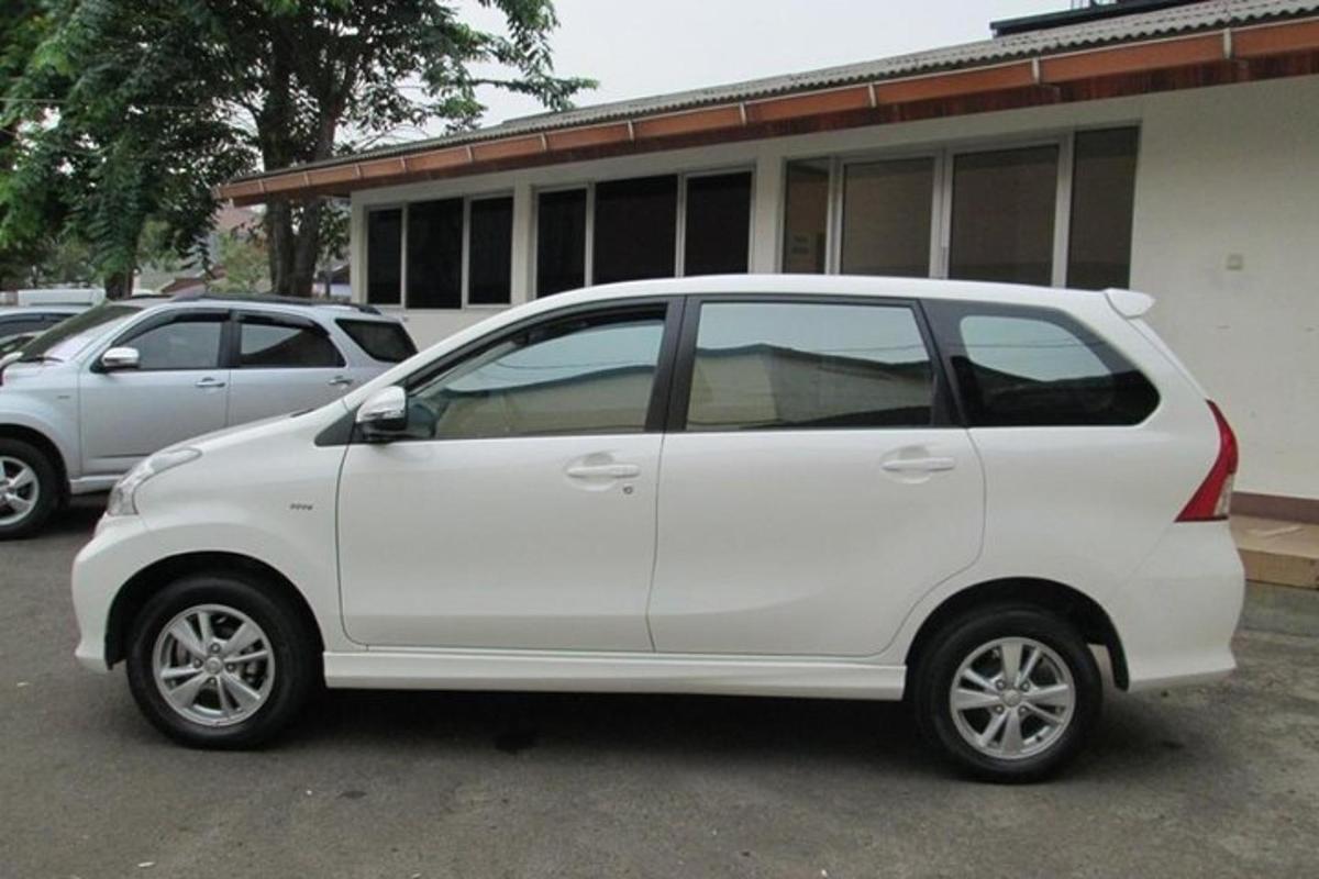 um carro branco estacionado em um estacionamento