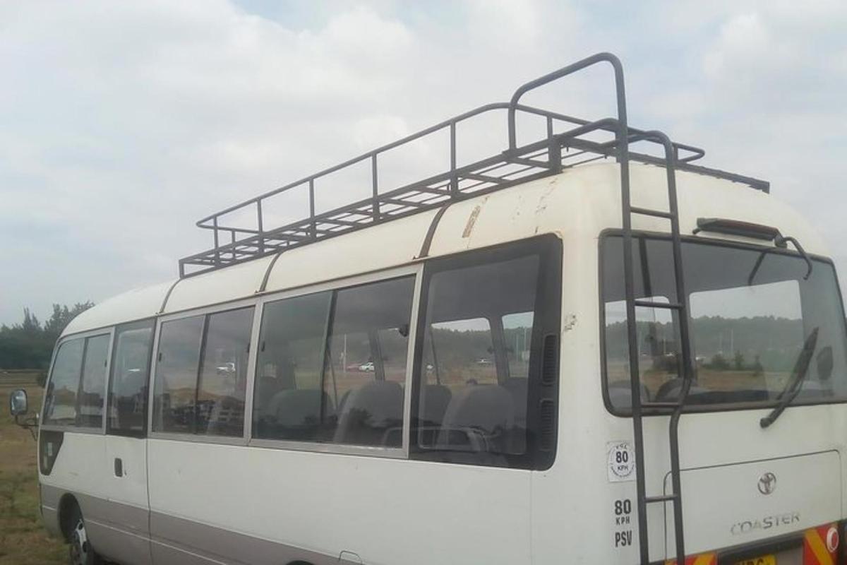 valge buss on pargitud põllule