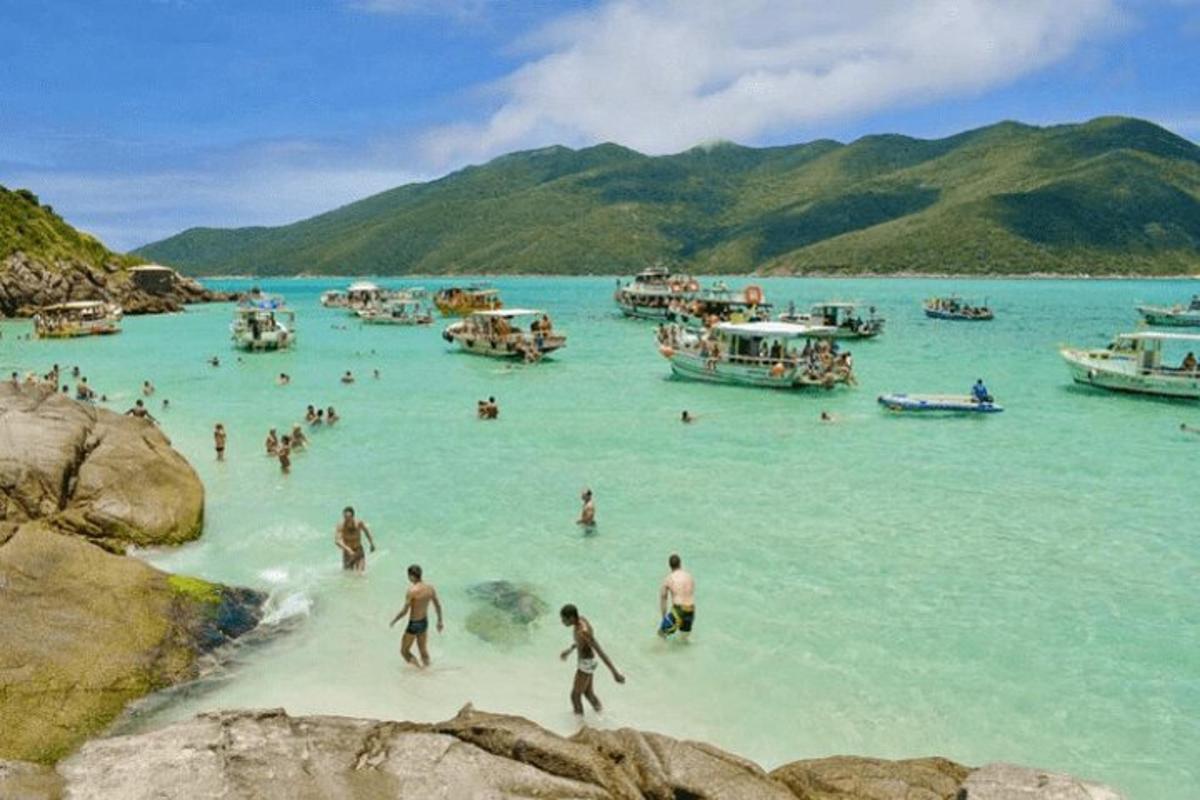 Un grupo de personas en el agua en una playa