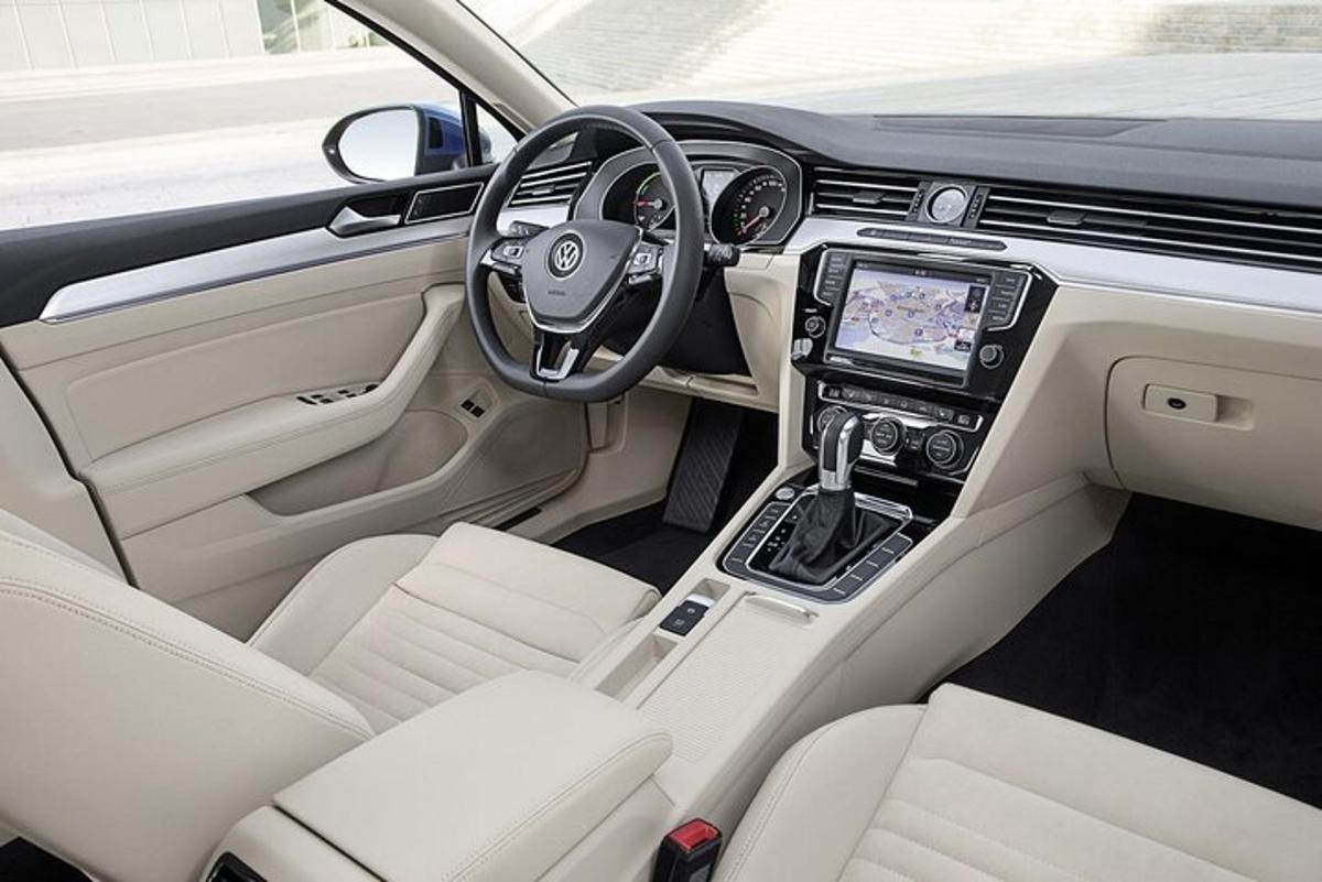 một góc nhìn về buồng lái của xe acedes benz