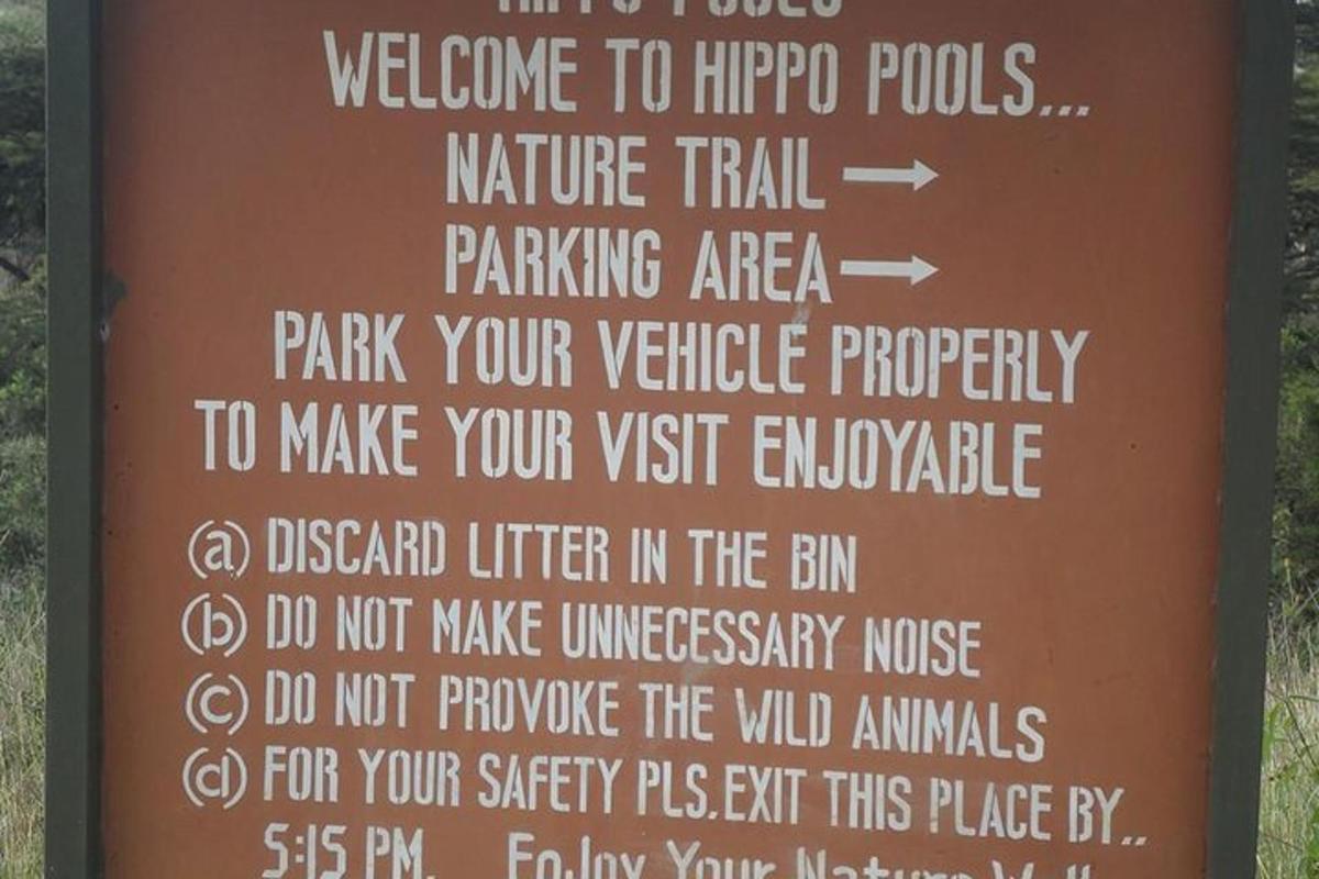 tanda untuk taman hidupan liar dengan sekumpulan arahan