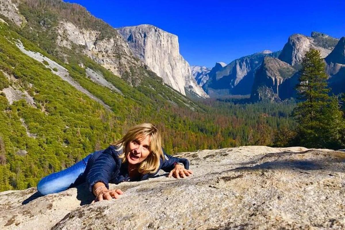 una donna sdraiata su una roccia su una montagna