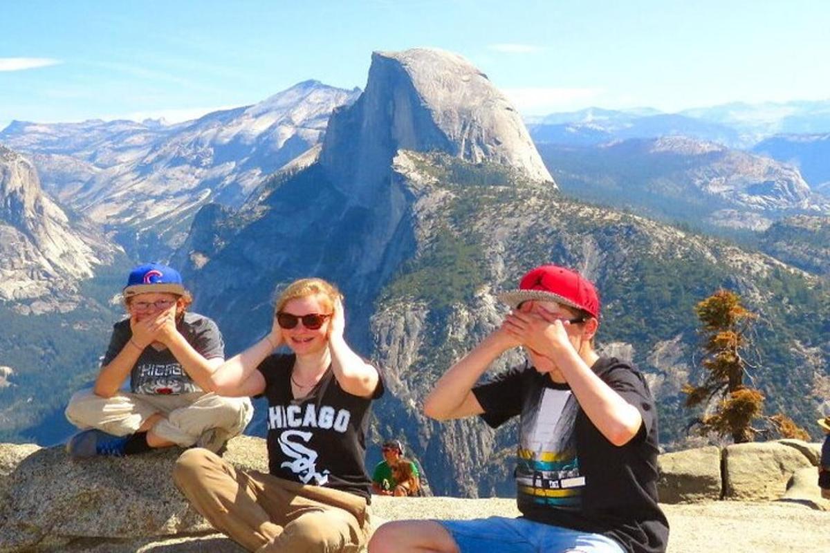 un gruppo di persone sedute in cima a una montagna
