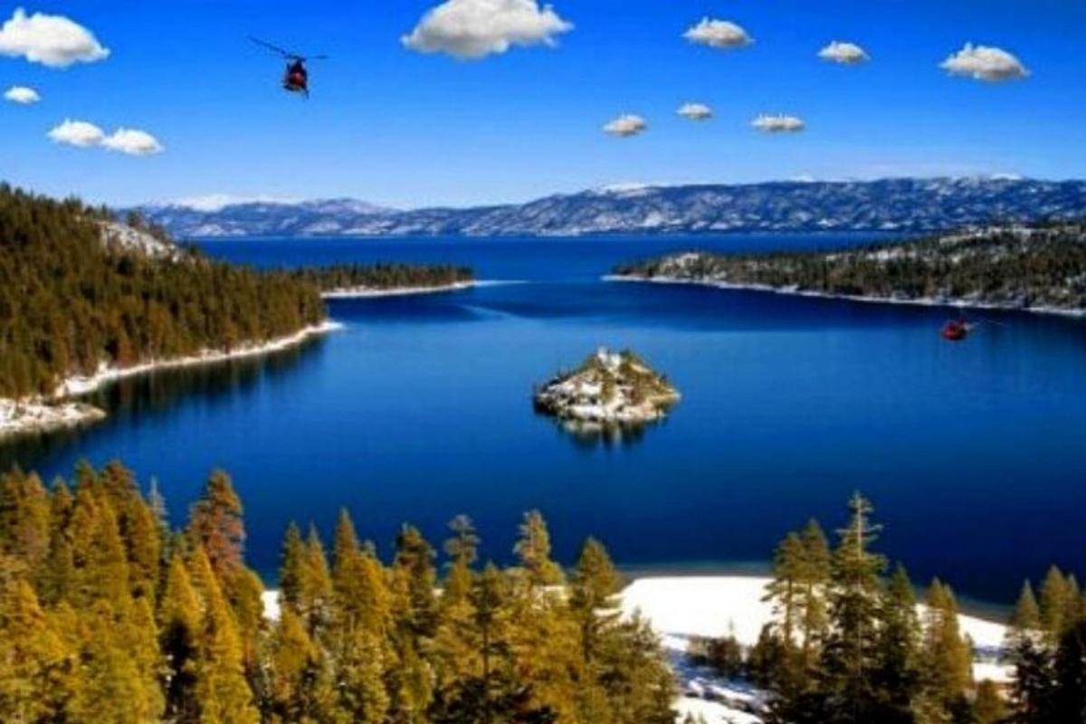 o insulă în mijlocul unui lac