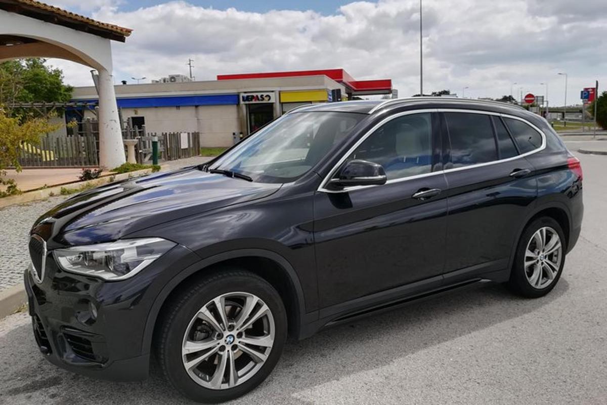 must auto pargitud bensiinijaama ette